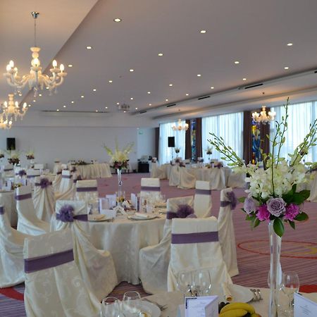 Marshal Garden Hotel ブカレスト レストラン 写真 A wedding reception at the InterContinental Budapest