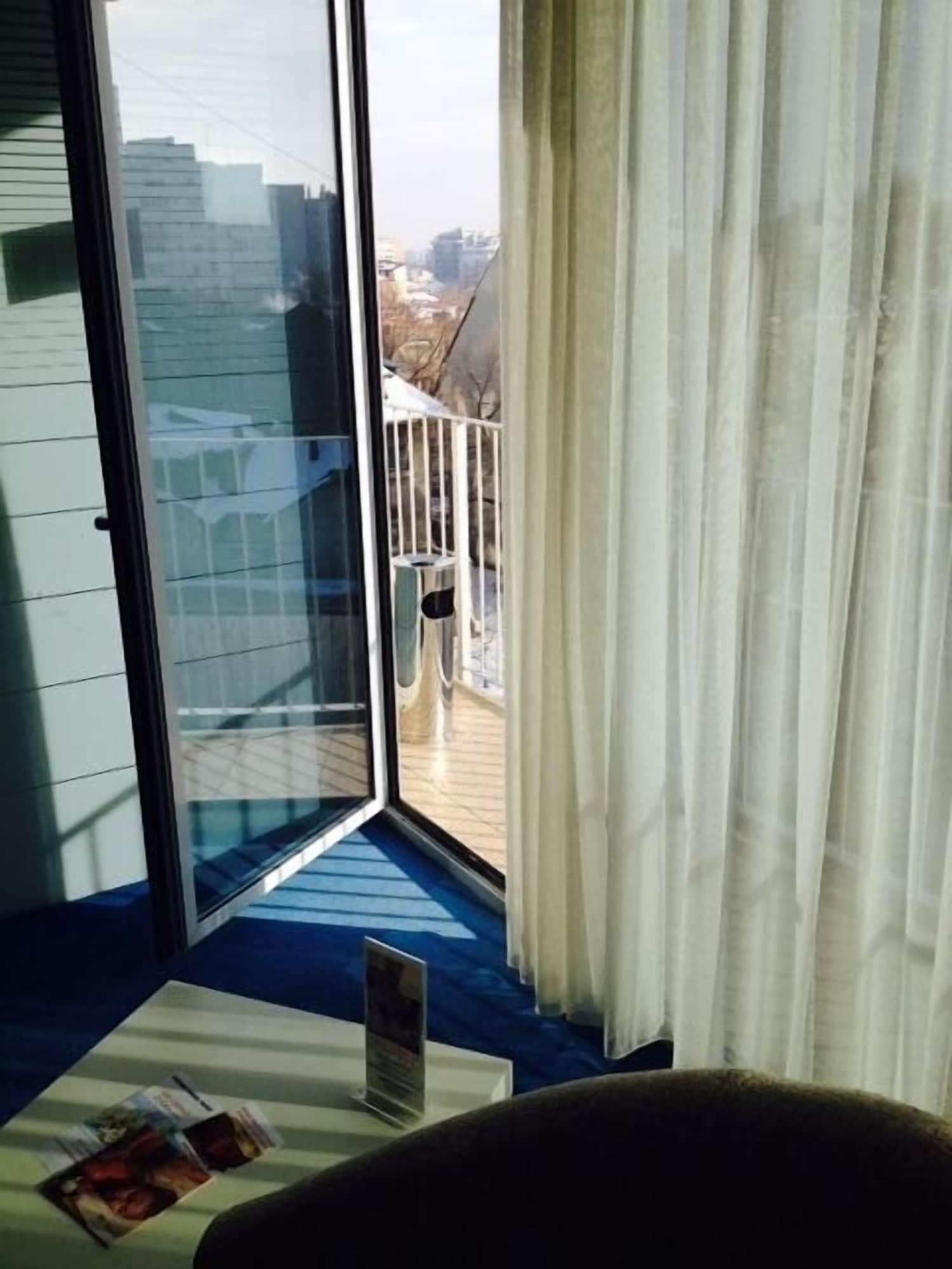 Marshal Garden Hotel ブカレスト エクステリア 写真 A balcony on a cruise ship