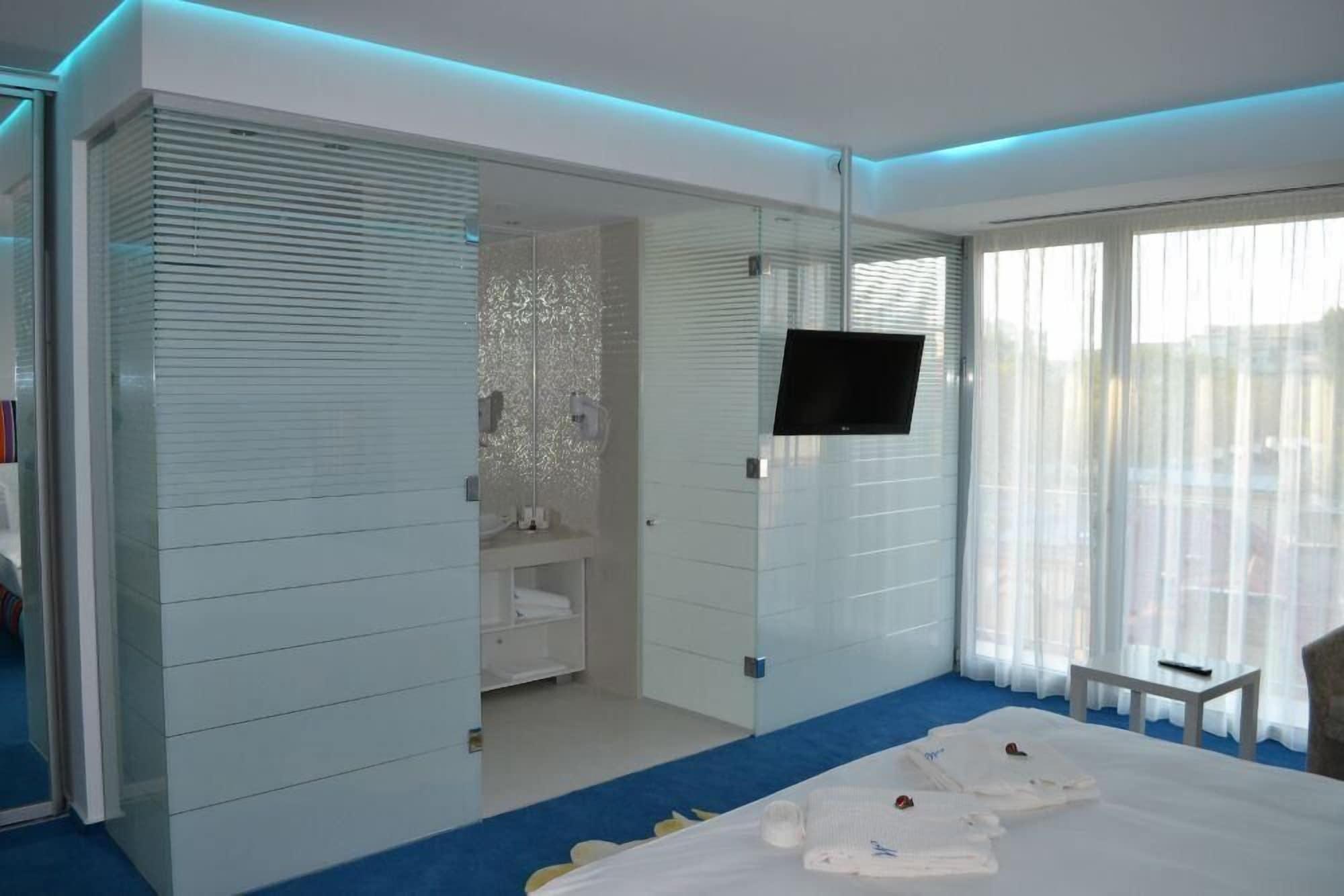 Marshal Garden Hotel ブカレスト エクステリア 写真 A glass shower enclosure