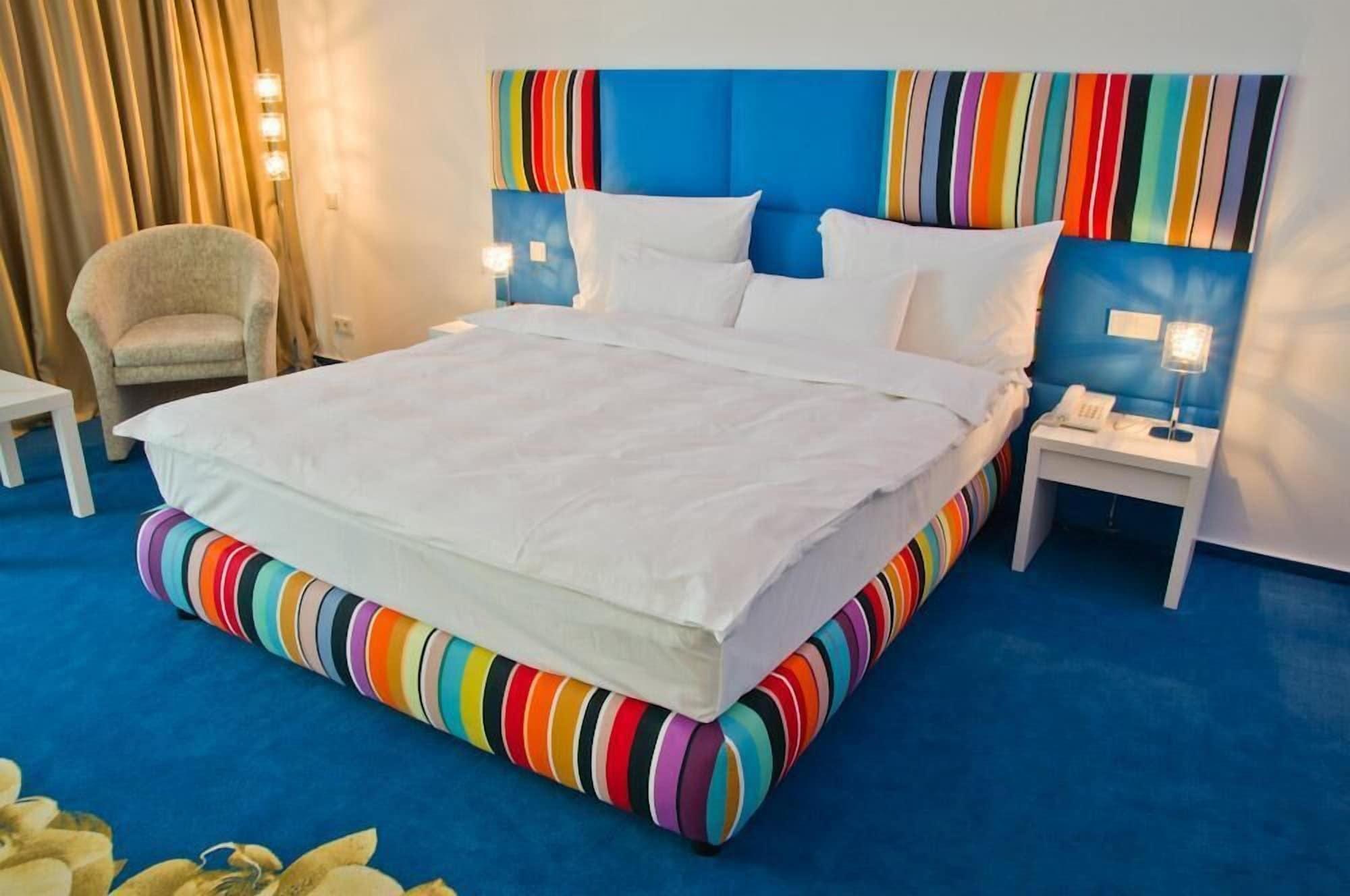 Marshal Garden Hotel ブカレスト 部屋 写真 A bed