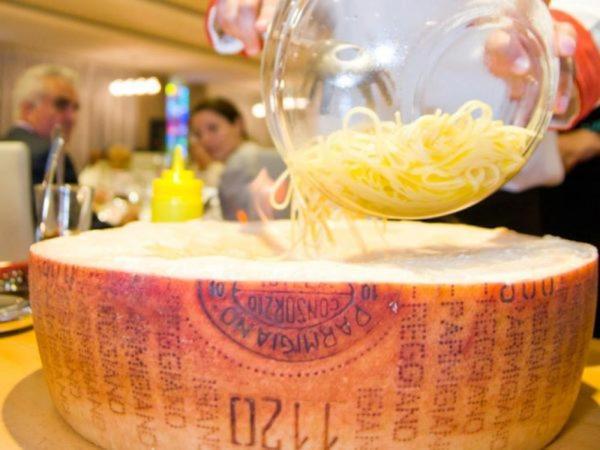 Marshal Garden Hotel ブカレスト エクステリア 写真 Parmigiano-Reggiano being grated