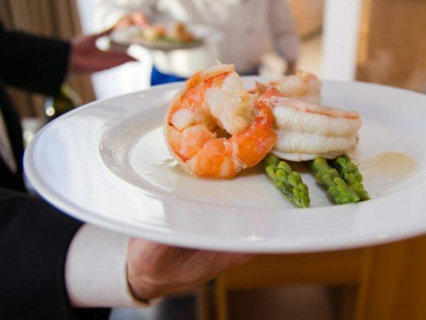 Marshal Garden Hotel ブカレスト エクステリア 写真 A waiter serving a plate of food