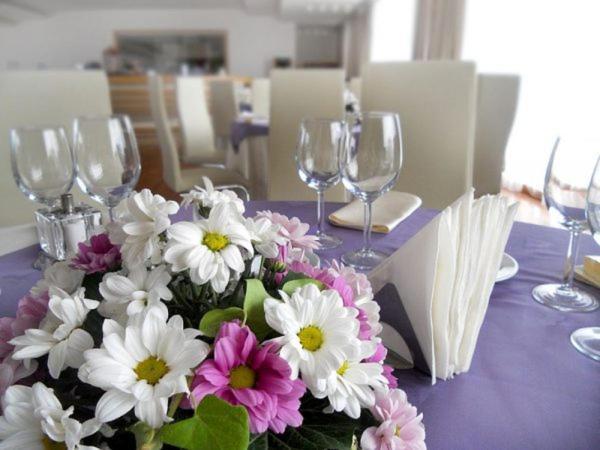 Marshal Garden Hotel ブカレスト エクステリア 写真 A table set for a wedding reception