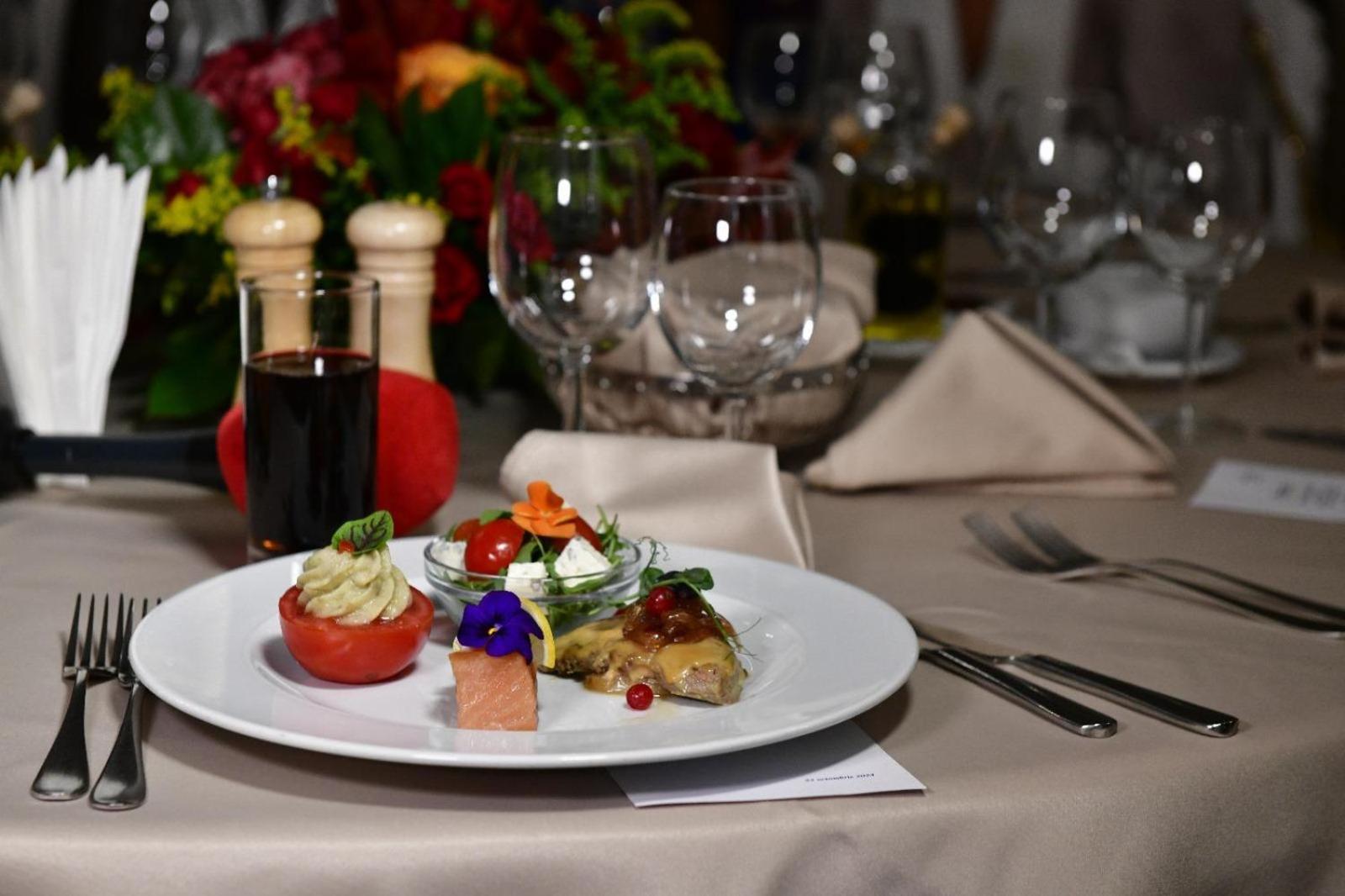 Marshal Garden Hotel ブカレスト エクステリア 写真 A meal at the restaurant