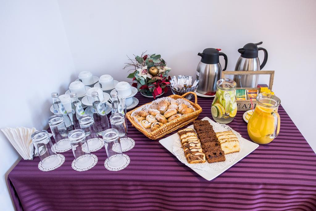 Marshal Garden Hotel ブカレスト エクステリア 写真 A typical continental breakfast