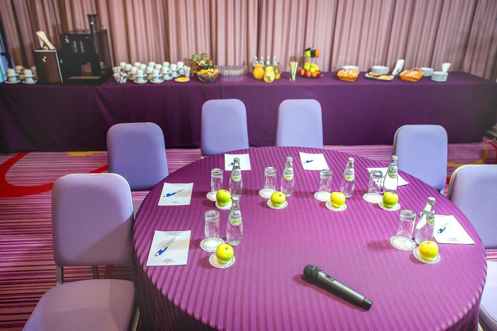 Marshal Garden Hotel ブカレスト エクステリア 写真 A meeting room at the InterContinental London The O2