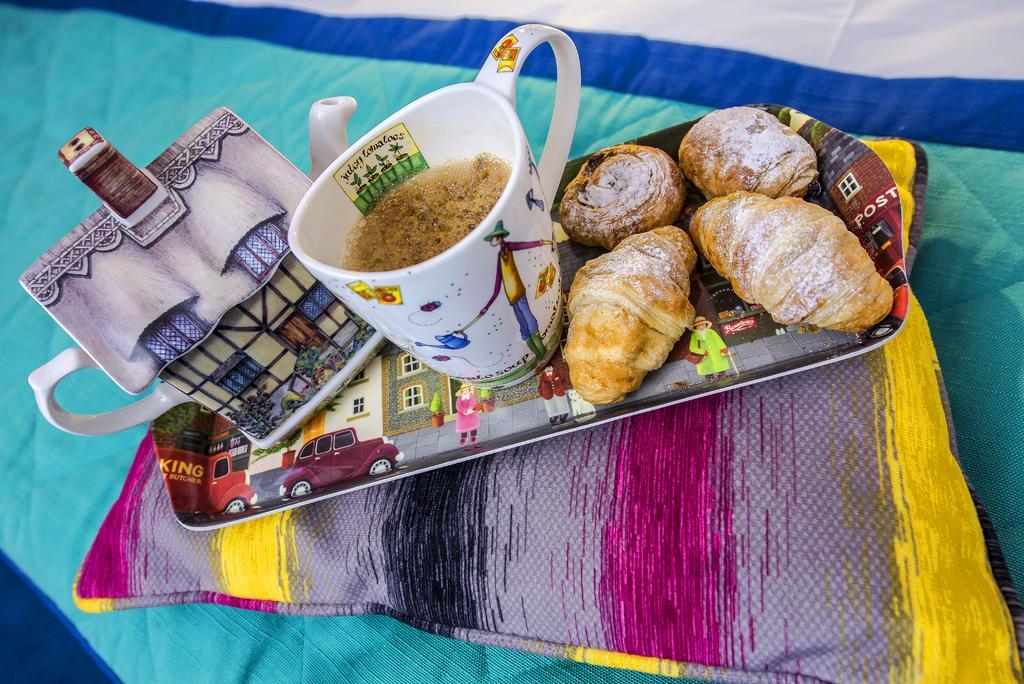 Marshal Garden Hotel ブカレスト エクステリア 写真 A cup of tea with a selection of pastries