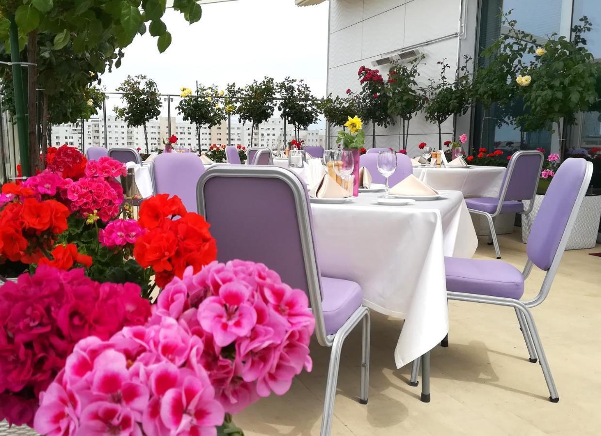 Marshal Garden Hotel ブカレスト エクステリア 写真 The terrace of the restaurant